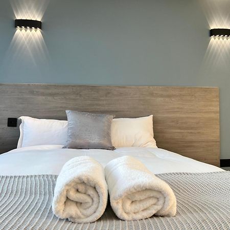 Thandi House Heathrow Airport Ashford  ภายนอก รูปภาพ