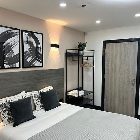 Thandi House Heathrow Airport Ashford  ภายนอก รูปภาพ