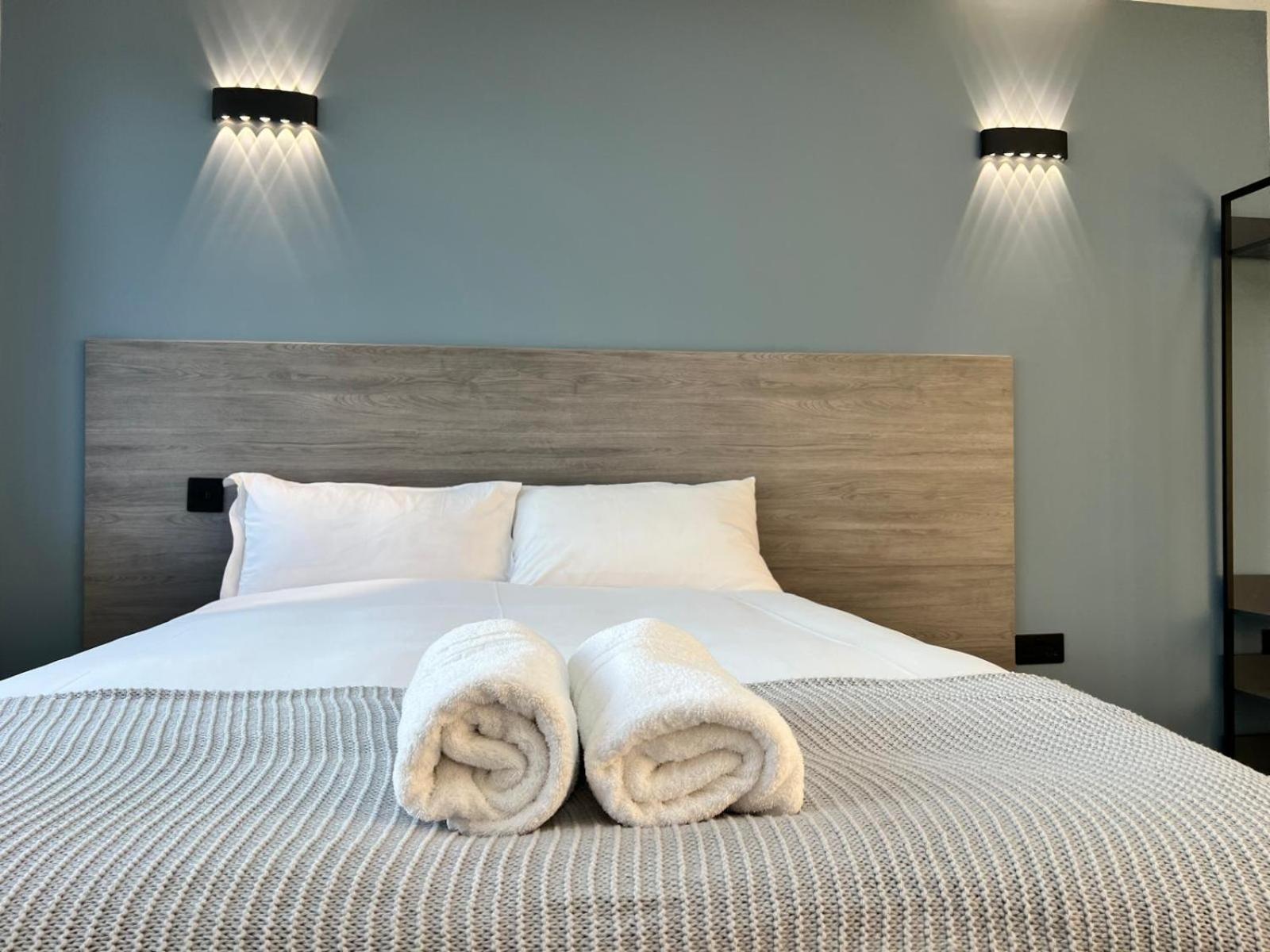 Thandi House Heathrow Airport Ashford  ภายนอก รูปภาพ