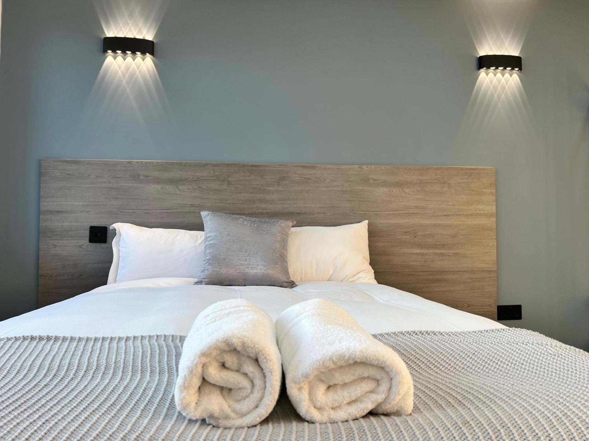 Thandi House Heathrow Airport Ashford  ภายนอก รูปภาพ