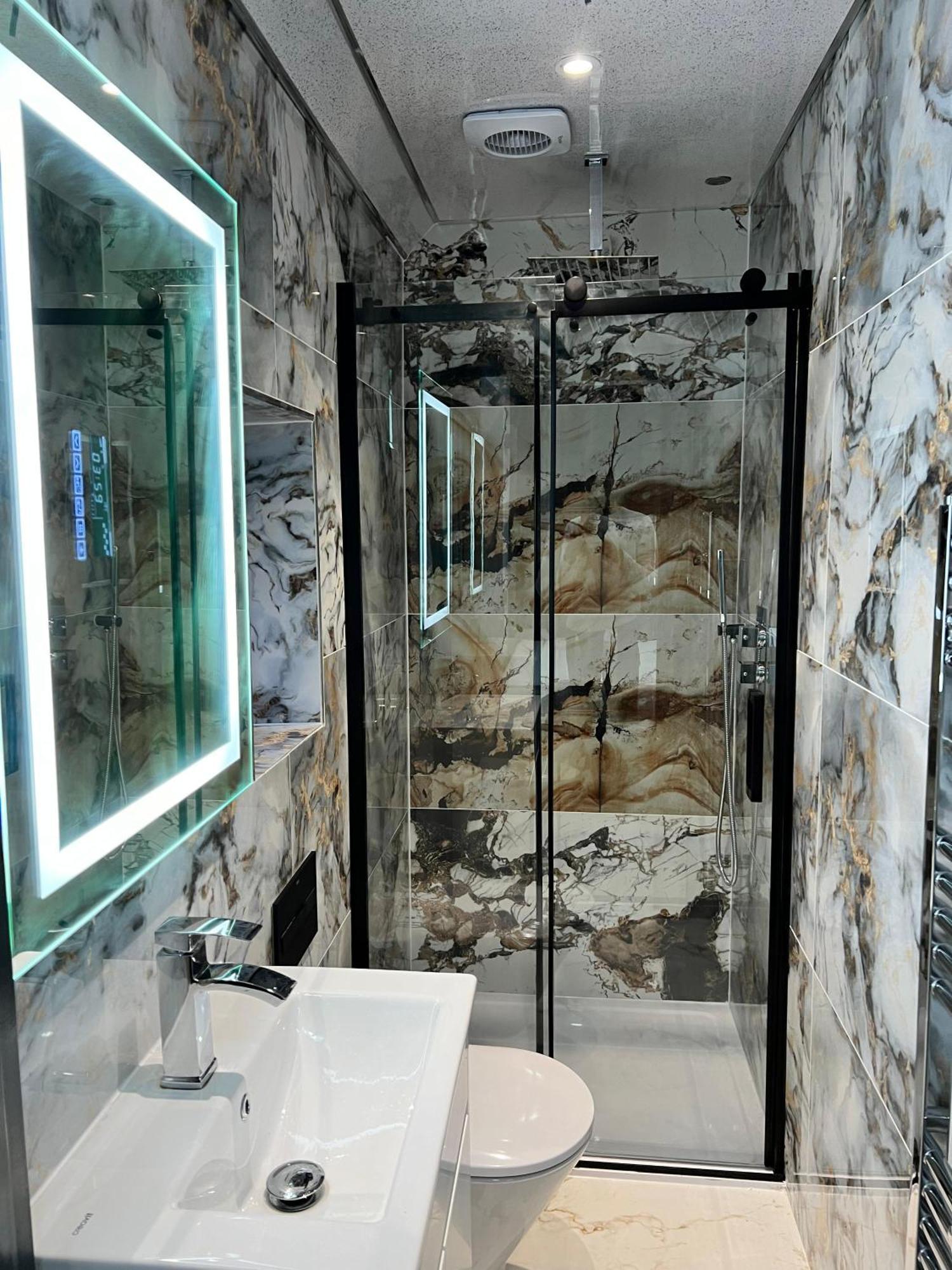 Thandi House Heathrow Airport Ashford  ภายนอก รูปภาพ