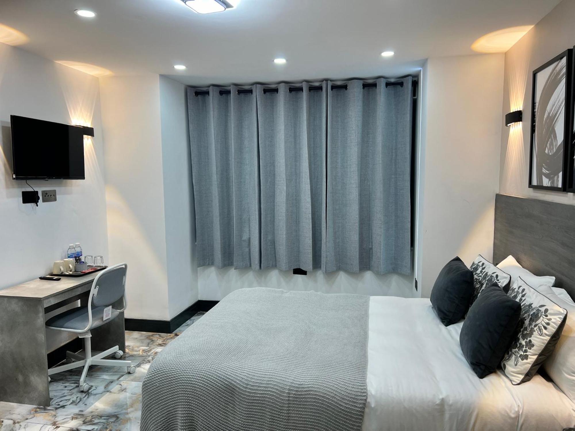 Thandi House Heathrow Airport Ashford  ภายนอก รูปภาพ