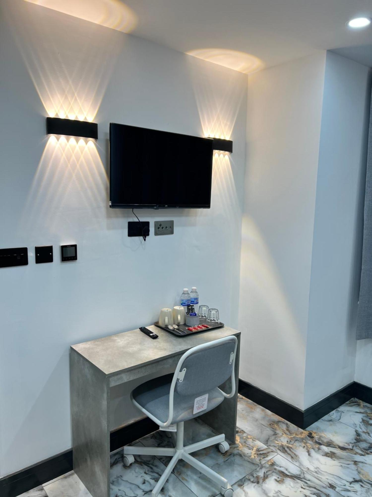 Thandi House Heathrow Airport Ashford  ภายนอก รูปภาพ