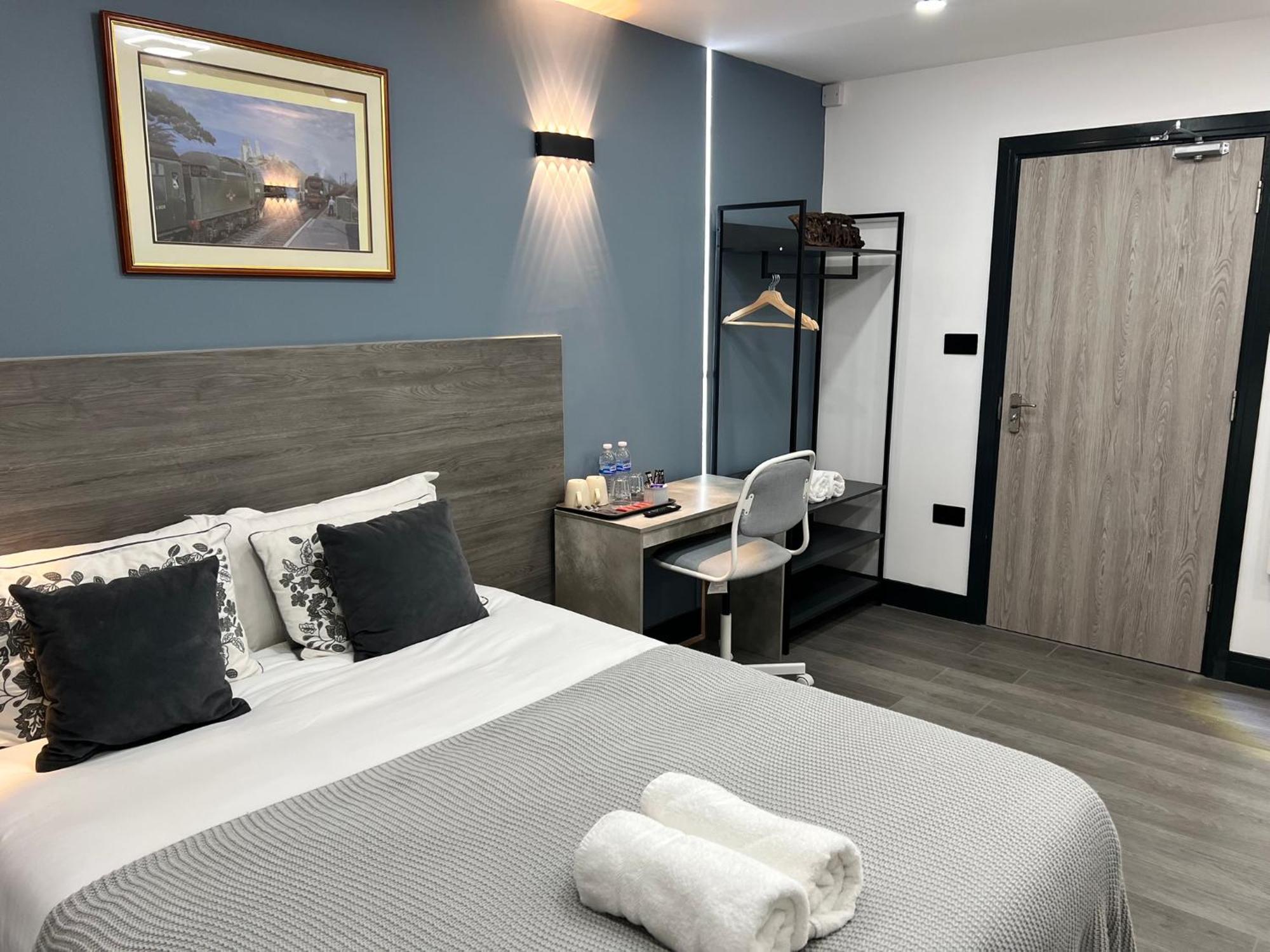 Thandi House Heathrow Airport Ashford  ภายนอก รูปภาพ