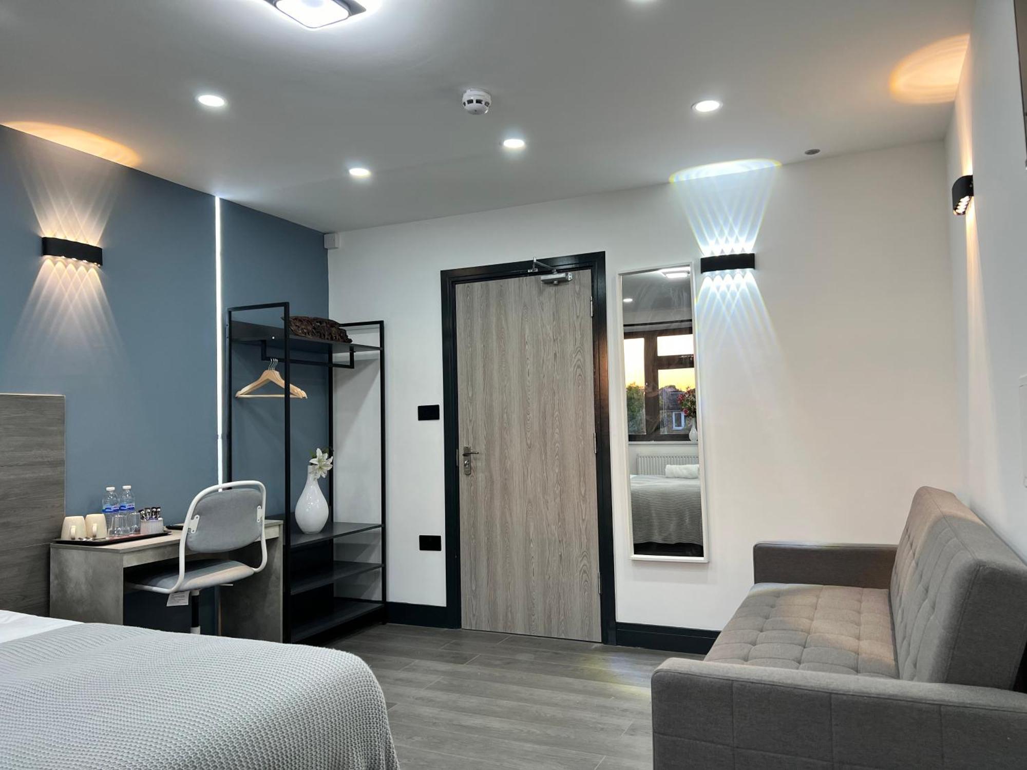 Thandi House Heathrow Airport Ashford  ภายนอก รูปภาพ