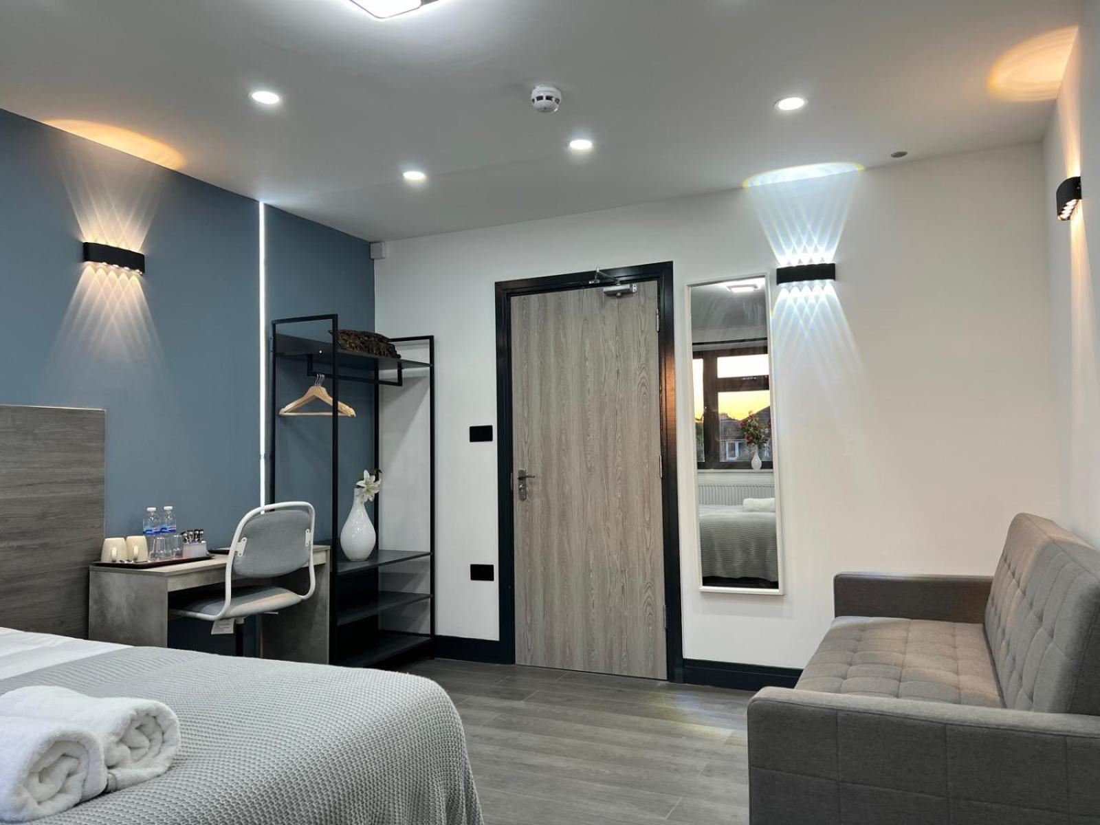 Thandi House Heathrow Airport Ashford  ภายนอก รูปภาพ