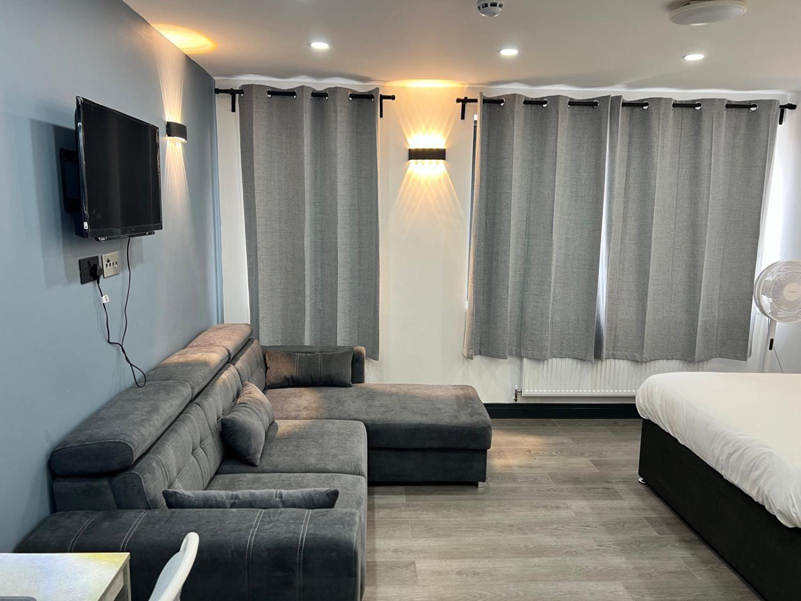 Thandi House Heathrow Airport Ashford  ภายนอก รูปภาพ
