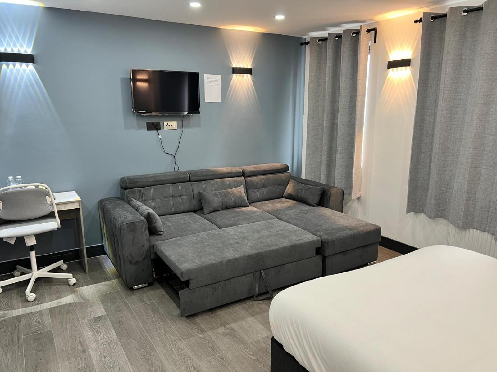Thandi House Heathrow Airport Ashford  ภายนอก รูปภาพ