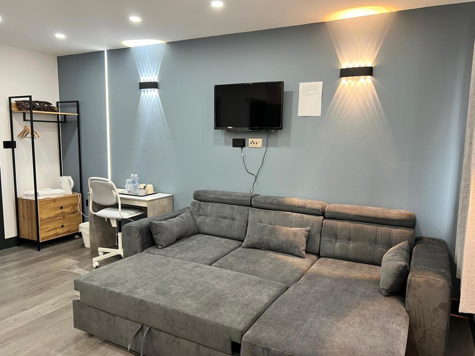 Thandi House Heathrow Airport Ashford  ภายนอก รูปภาพ